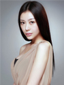 巩新亮彰显优雅魅力 一改往日形象变知性女