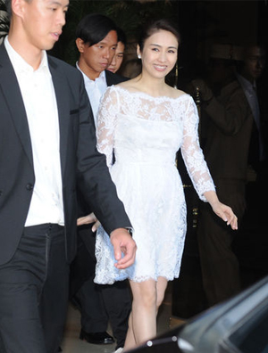 黎姿连身碎花裙配高跟亮相 为双胞胎女儿贺一岁生辰