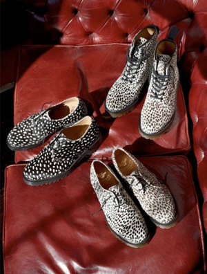 大胆的年轻一代,Dr.Martens Paisley & Topos Hair Boots
