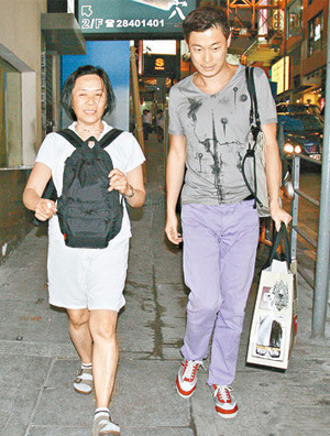 新出炉影后叶德娴穿短裤凉鞋商场疯狂扫货如女王
