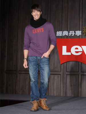 锦荣休闲鞋服装扮出席服装发表 大方畅谈与蔡依林约会