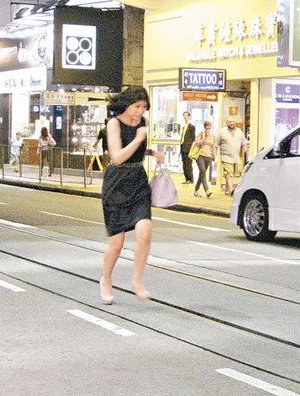 胡杏儿穿高跟苦追电车 自认够努力向公司表忠心