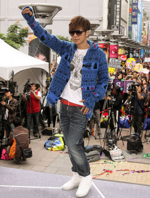 罗志祥潮装鞋服办庆功签名会 大方送出原味宣传服