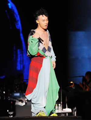 陈奕迅搞怪鞋服开演唱会 更即场换衫大方露点