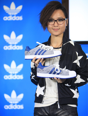 adidas Originals Я���ܱʳ�Ӣ��ҡ�����¸衶Ԥ�С�MV�׷�