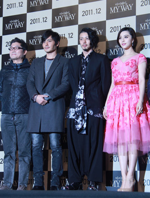 范冰冰亮相《登陆之日》首映 桃红纱裙配高跟鞋清丽迷人