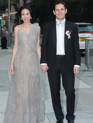 莫文蔚香港补办婚礼 华丽鞋服尽显奢华