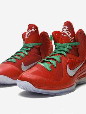 Nike为NBA当红球星勒布朗詹姆斯推出Nike LeBron 9鞋款