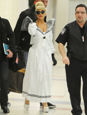 Lady Gaga穿白色鞋服亮相 超高鞋很显眼