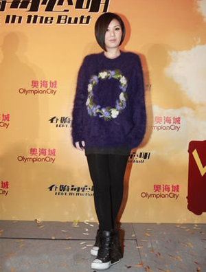 杨千嬅穿平底鞋挺大肚现身 不忘为余文乐说媒