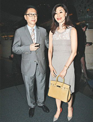 李嘉欣穿高跟鞋凸肚难掩孕味 许晋亨紧张护花