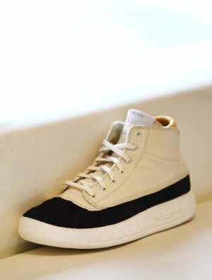 一起感受adidas Originals DMD Trabb 帅气涉水靴