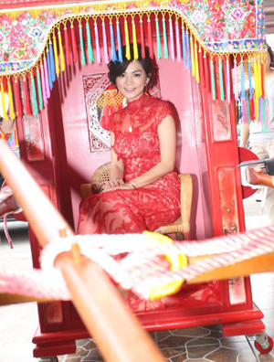 Ella着红色鞋服办订婚宴玩坐花轿 阿雅现身祝福