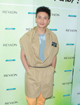 黄宗泽着冰淇淋色鞋服出席美容活动 获女友胡杏儿画眉