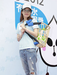 舒淇戴大框眼镜穿休闲鞋服现身扮可爱 为贫穷居民筹款