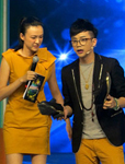 至上励合李茂录制节目 被主持人李艾现场脱鞋