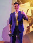 冯绍峰带伤穿拖鞋亮相北京 MV一人演绎刚柔两兄弟