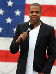 Jay-Z 沉稳鞋服装扮出席费城音乐节发布会