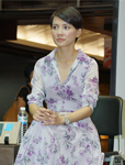 李心洁否认怀孕传闻 裙装配平底鞋显四肢纤瘦