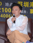 陈奕迅穿着潮装鞋服现身记者会 被歌迷催减肥