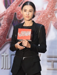 张柏芝黑色鞋服现身气场十足 华丽转身荣升老板