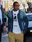 Jay-Z 休闲鞋服装扮现身法国巴黎街头