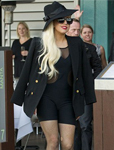 Lady Gaga 一身黑色鞋服优雅装扮现身悉尼街头