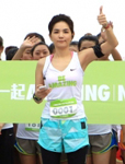耐克女生5公里京城鸣枪 ELLA一身运动鞋服加入跑步阵营