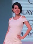 小S一身白色鞋服现身捞金 身材恢复令人惊叹