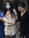李冰冰戴口罩现身 下雨穿超高跟鞋险摔倒