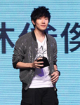林俊杰帅气鞋服现身潮流杂志时尚趴