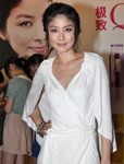 陈慧琳穿低胸长裙配高跟鞋优雅出席代言活动