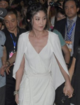 陈慧琳低胸白裙配高跟鞋亮相 亲和力十足