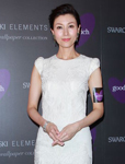 李嘉欣白裙配高跟鞋亮相 曝儿子好奇心强