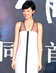 桂纶镁短裙配高跟鞋现身新片记者会