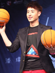潘玮柏提前过生日 帅气鞋服现身粉丝同欢会