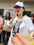 谢娜现身公益活动 为贫困地区的孩子送鞋