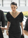 舒淇长裙搭高跟鞋现身 似女王出巡