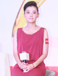 梅婷枚红色长裙配高跟鞋优雅出席代言活动