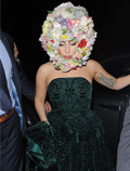 Lady Gaga穿绿色鞋服 头顶“花球”雷翻众人