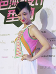 张檬白裙搭高跟鞋亮相活动 展优雅气质