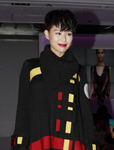 胡杏儿复古鞋服造型惊艳亮相时装秀