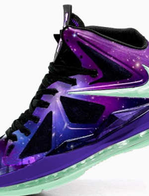 Nike Sportswear �Ƴ��ǿ���ɫЬ��