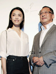 姚晨一身干练的鞋服与杜琪峰携手亮相