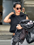 小天后Rihanna 一身运动鞋服亮相机场