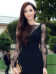 吴佩慈巴黎看秀破纪录 鞋服造型艳惊四座