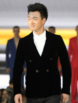 佟大为帅气鞋服现身 客串模特贵气走秀