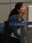 倪妮素颜低调现身 遭遇脱鞋检查无奈配合