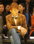 徐正曦帅气鞋服亮相时装周 尽显型男本色