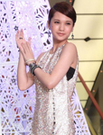 杨丞琳一袭水晶霓裳搭长靴出席圣诞活动